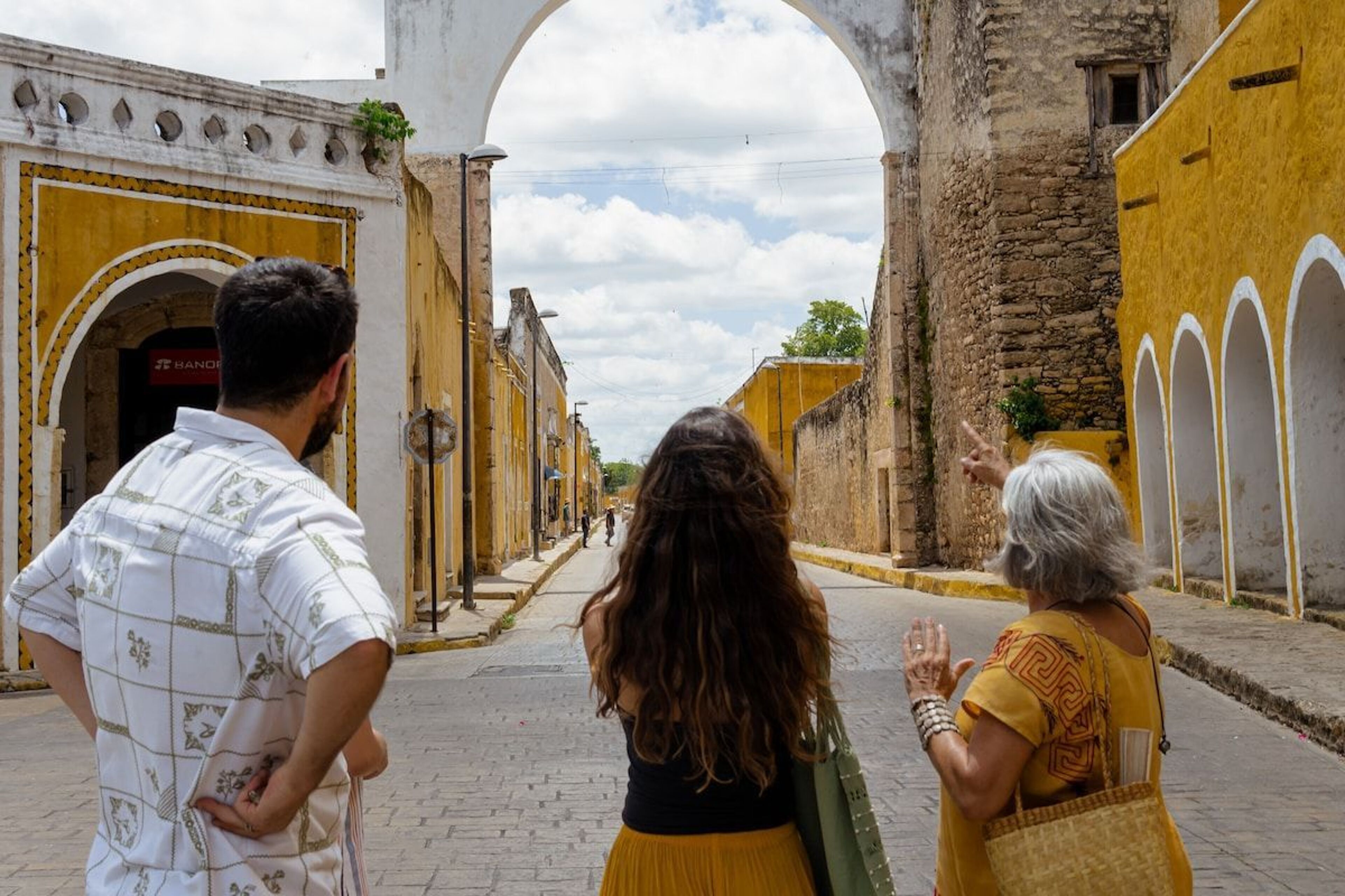 Imagen de portada para el evento: Vive la historia de Izamal con un documentalista