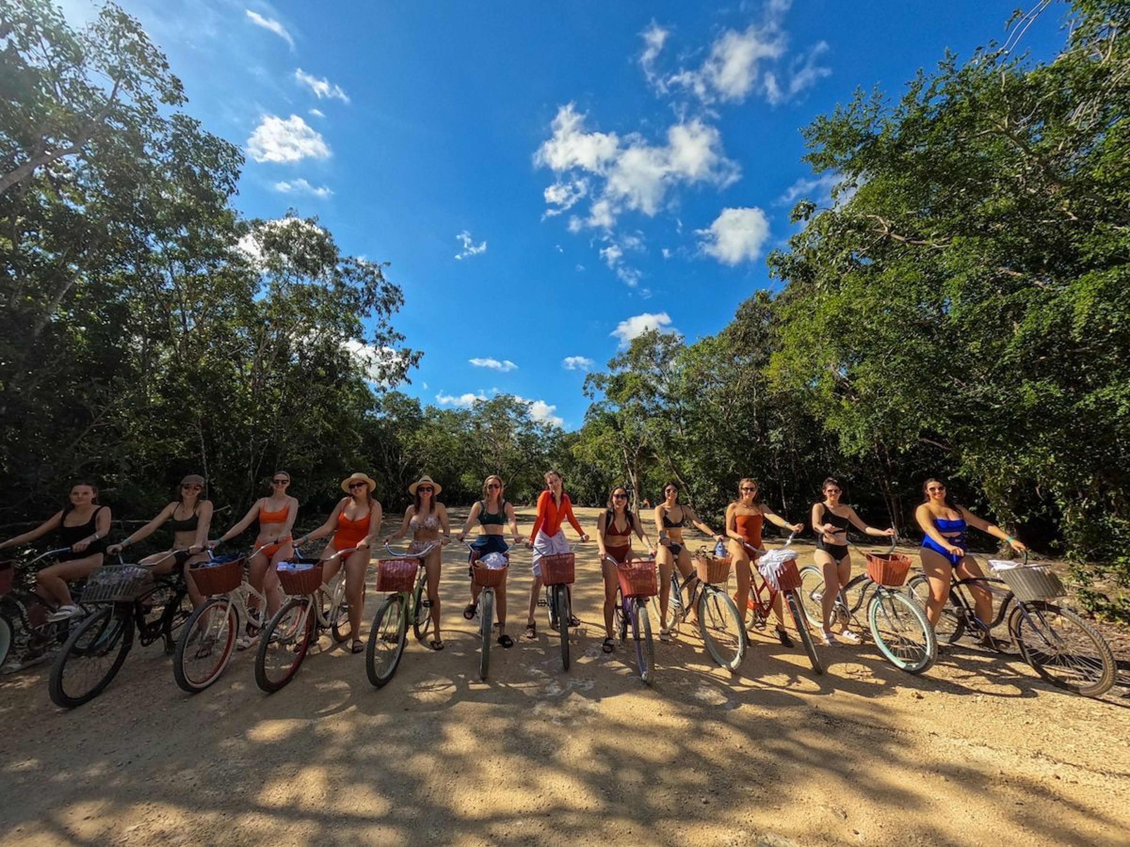 Imagen de portada para el evento: En bici a 3 cenotes ocultos con un guía local