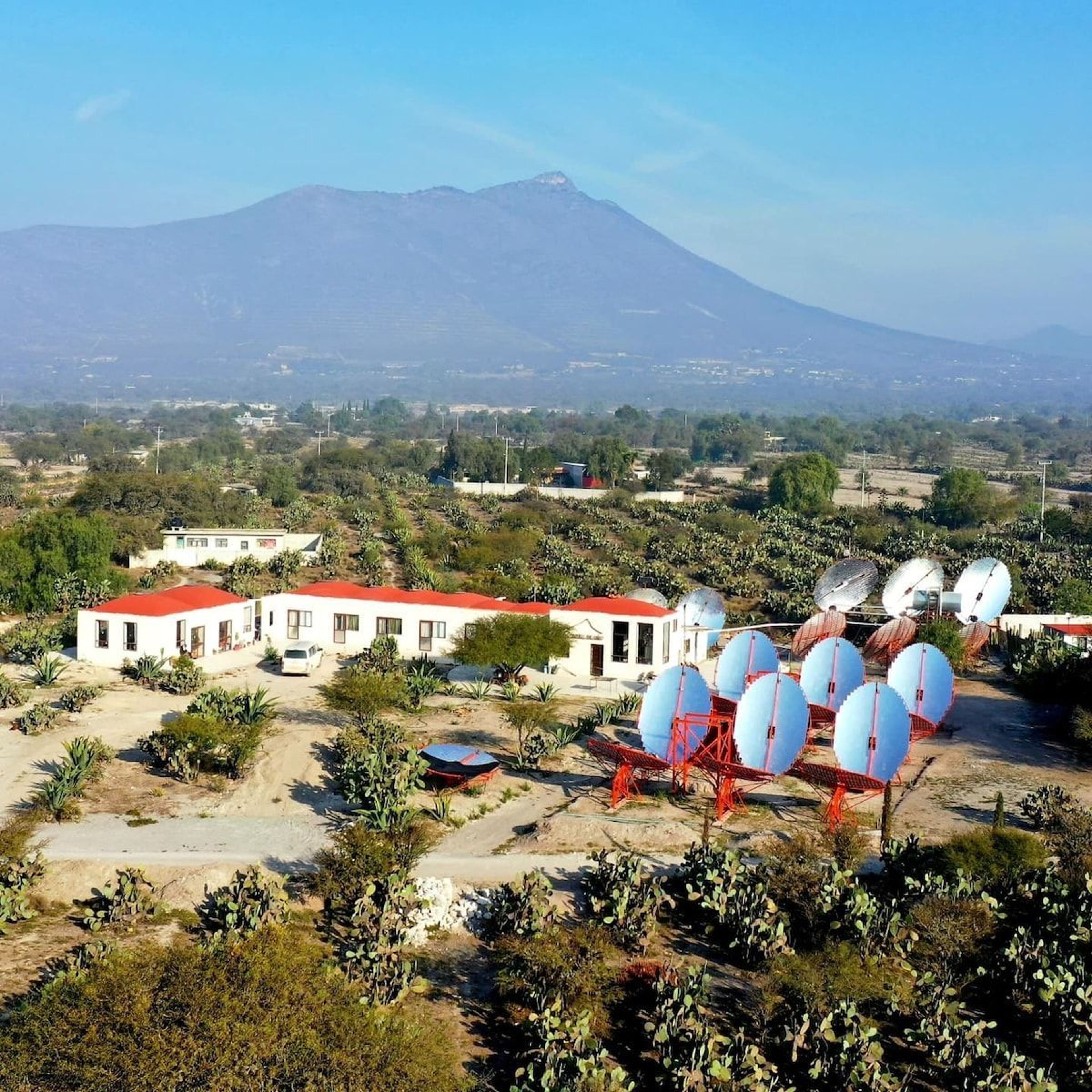 Imagen de portada para el evento: Licores de agave destilados con energía solar cerca de Tolantongo