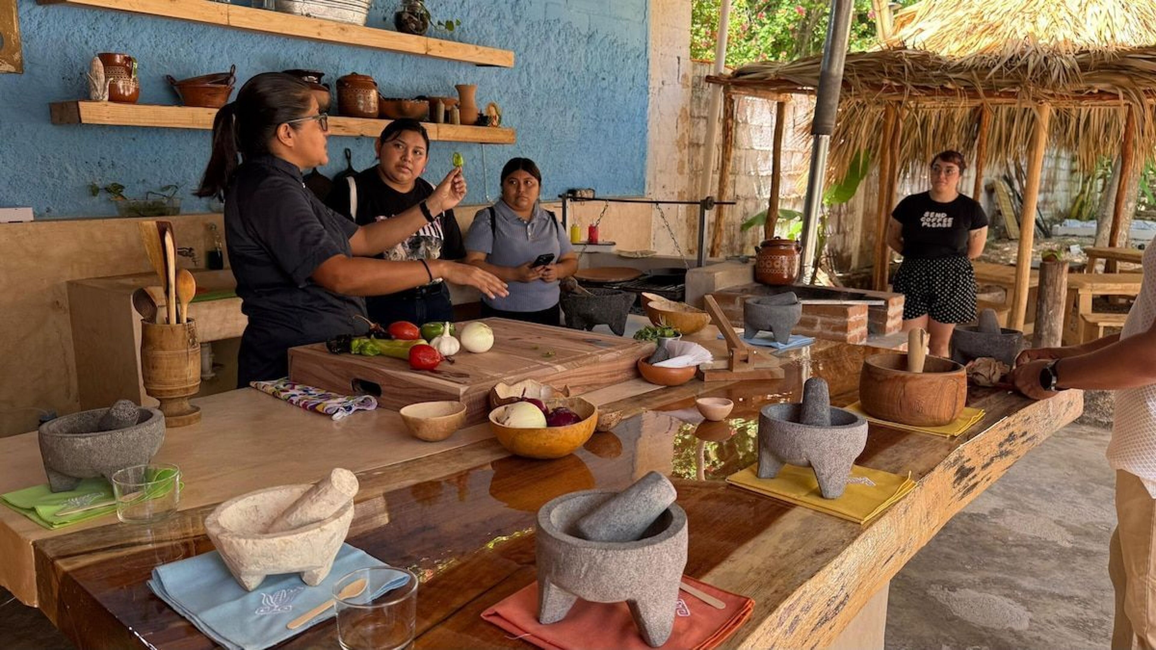 Imagen de portada para el evento: Haz tus propias salsas mexicanas con molcajete