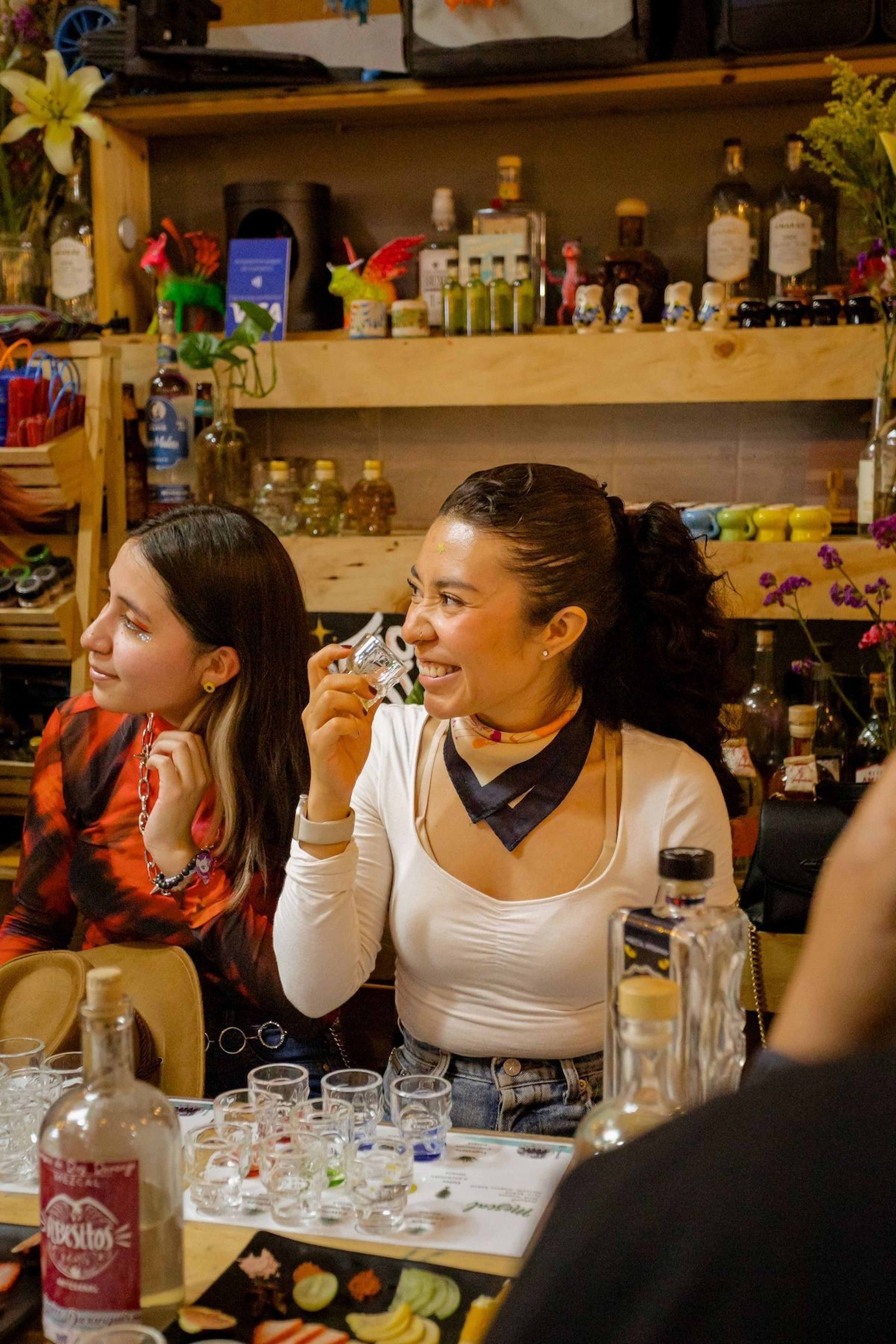 Prueba el mezcal en el mercado exótico de San Juan