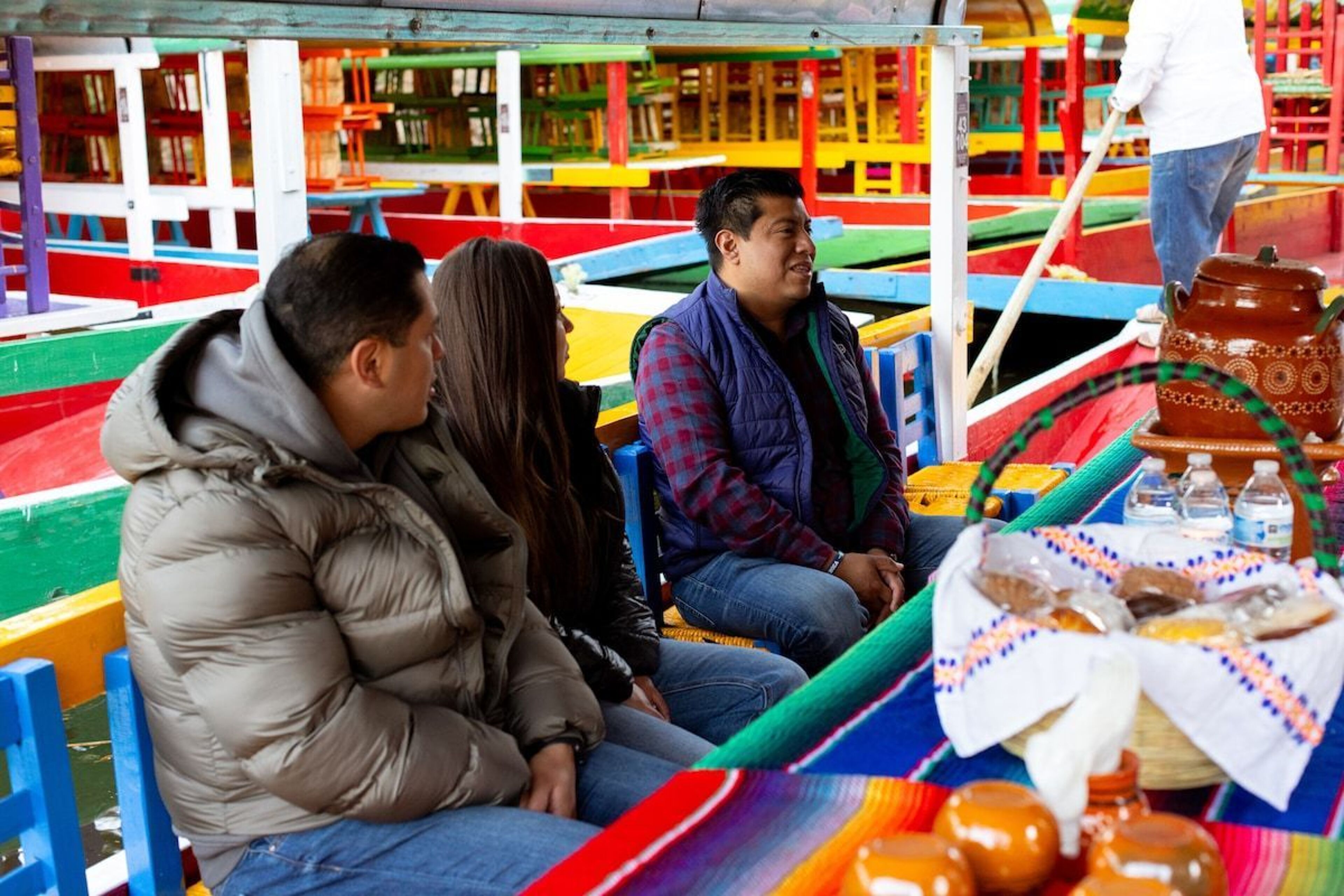 Explore los canales de Xochimilco al amanecer o al atardecer