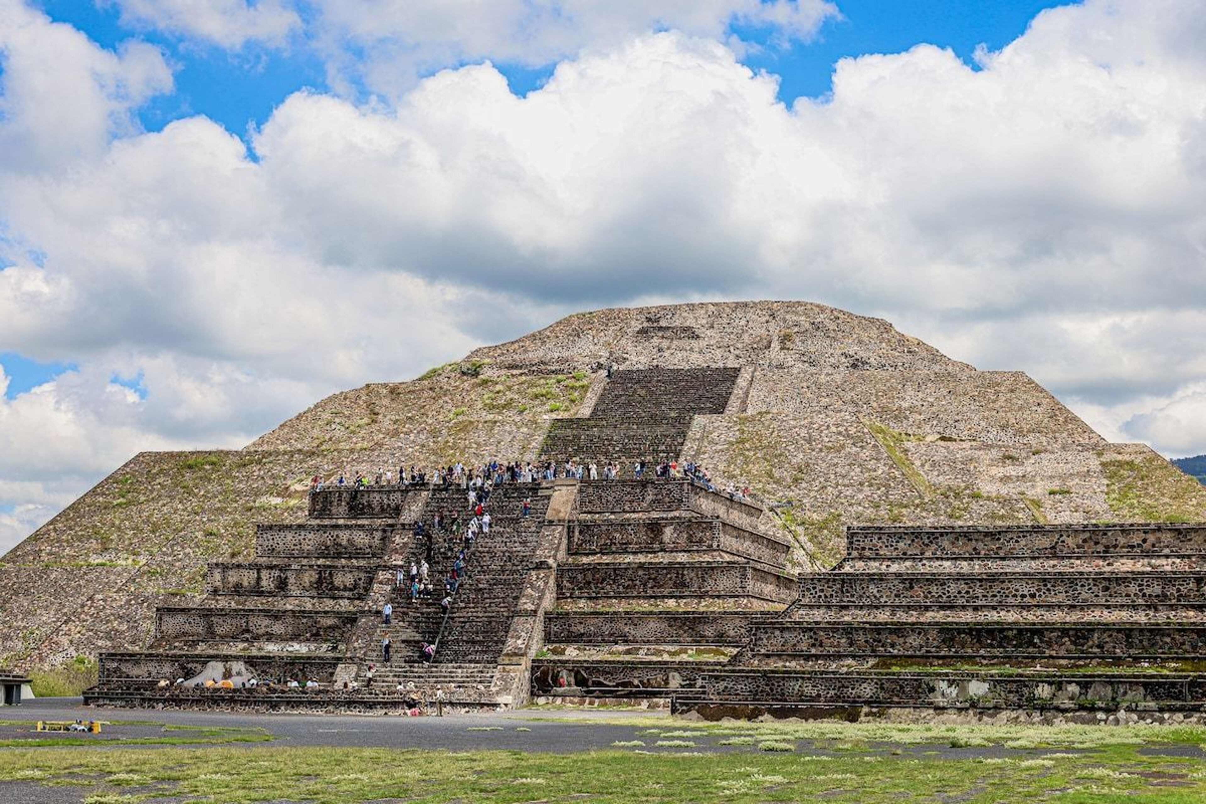 Ruinas de Teotihuacan y Basilica de Guadalupe