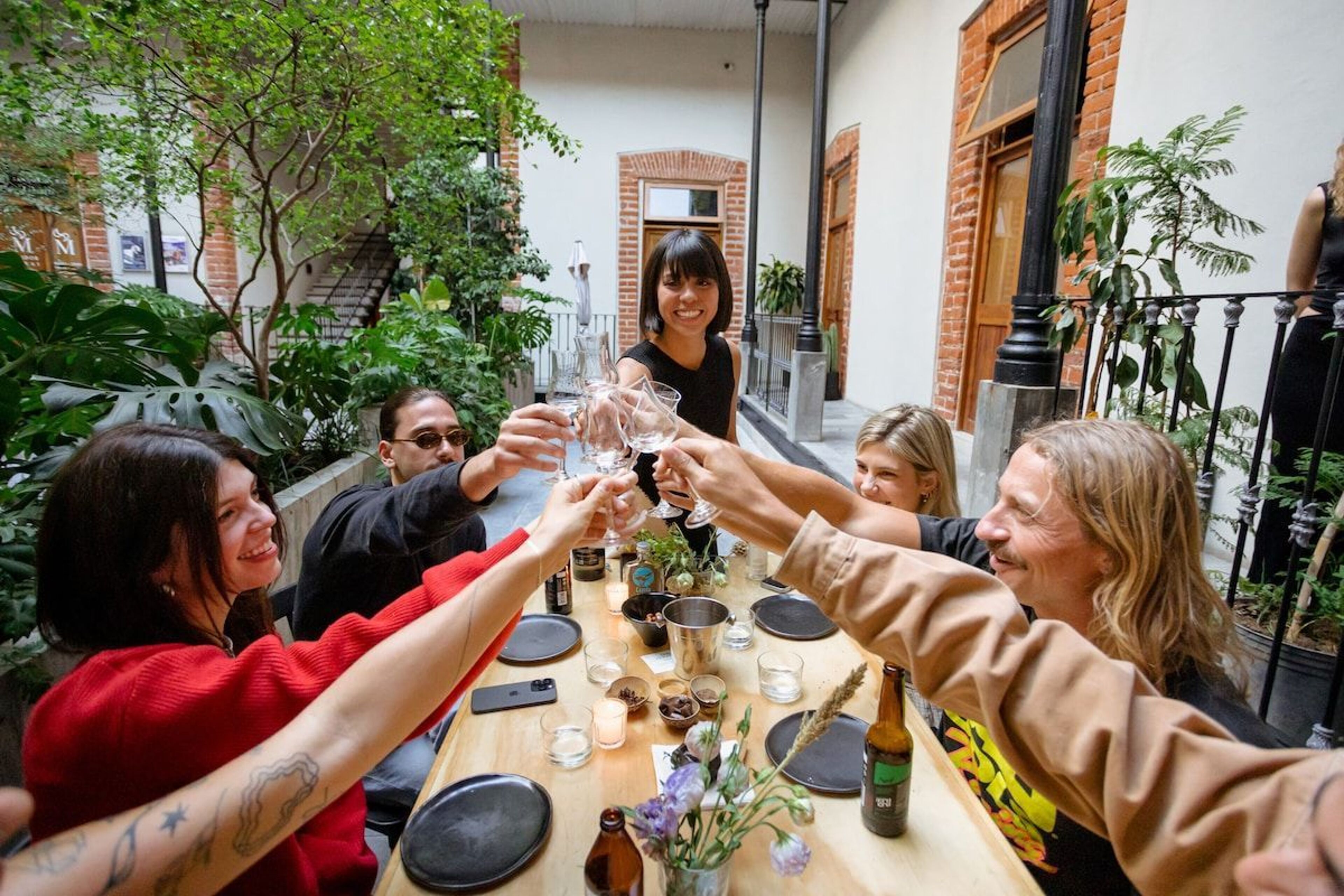 Bebe mezcal en una boutique exclusiva en Roma