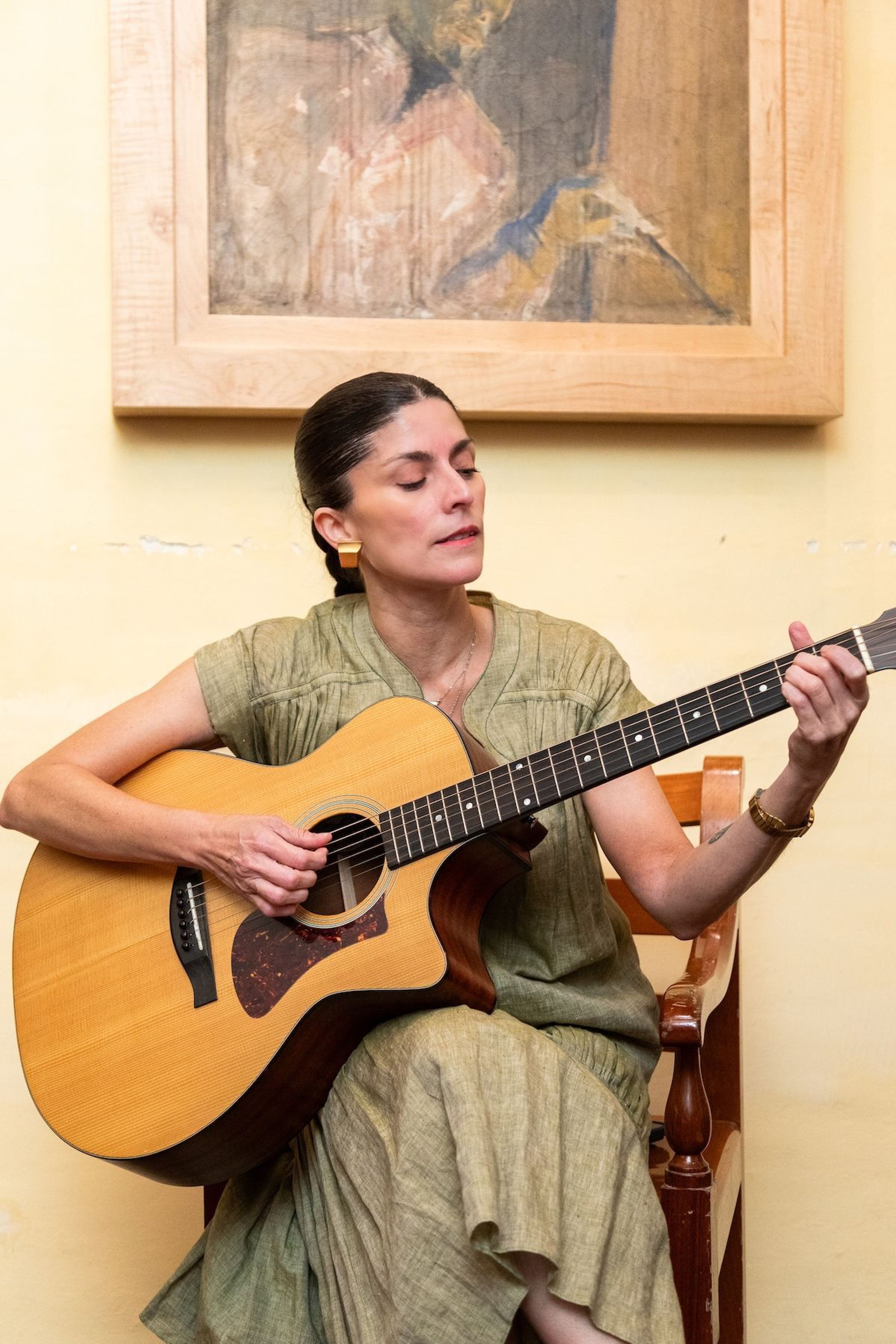 Música mexicana en vivo y mezcal en el estudio de un diseñador