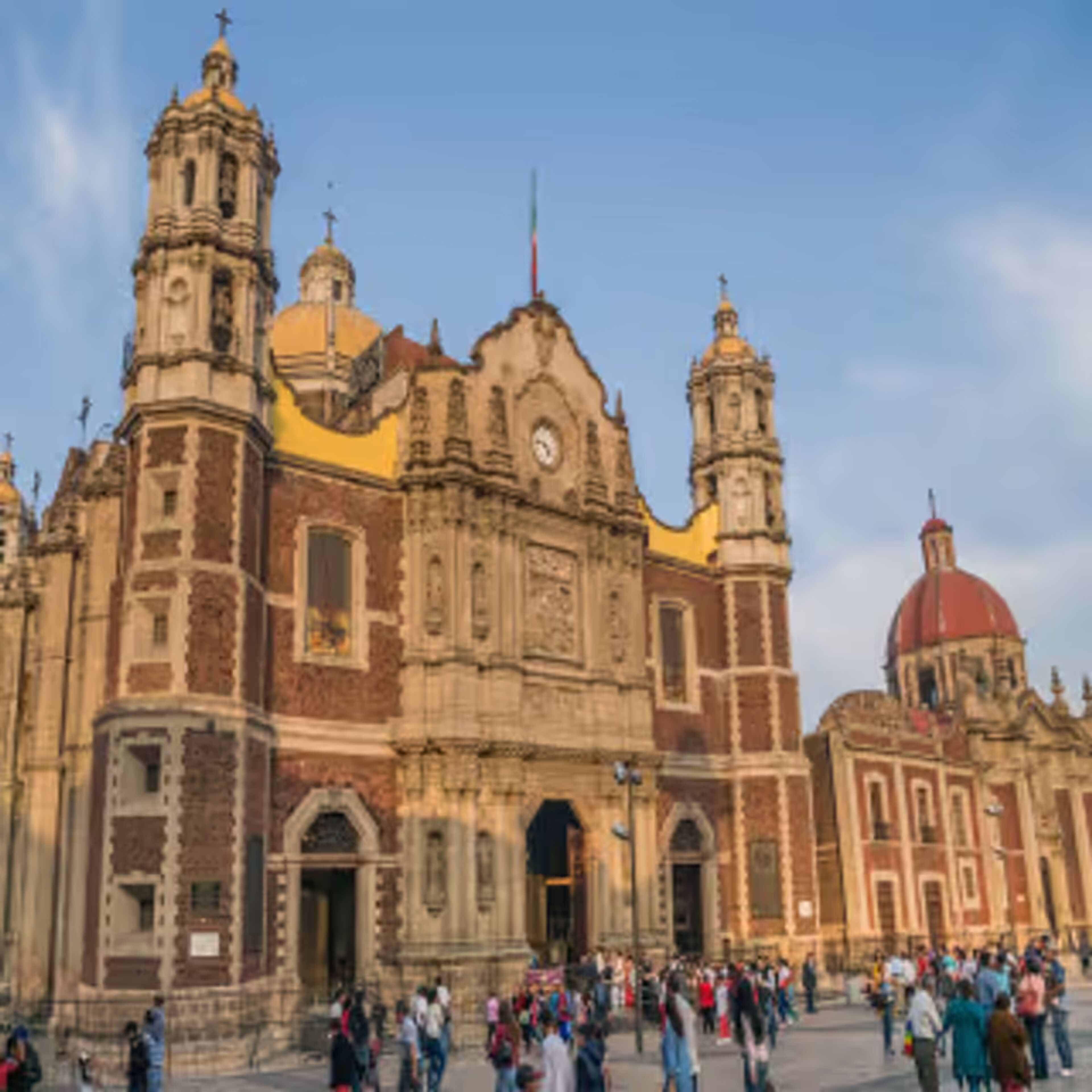 Recorrido guiado a Teotihuacán, Basílica de Guadalupe y Tlatelolco con Almuerzo opcional