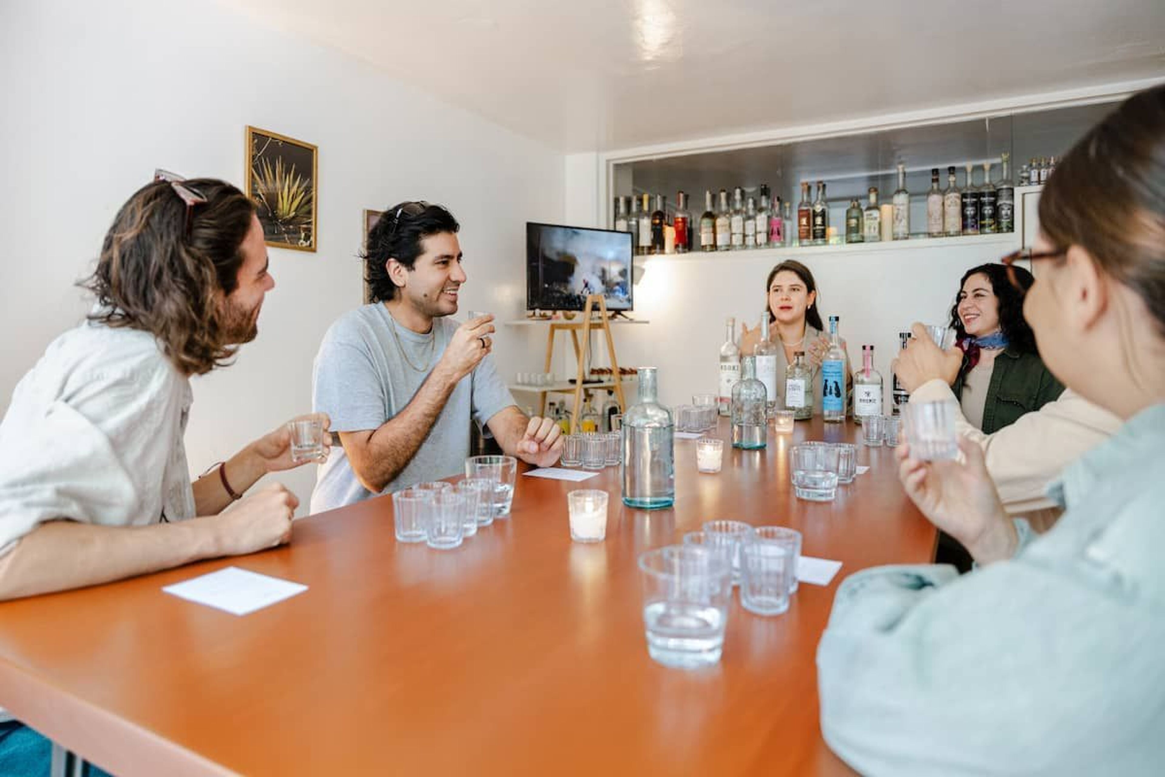 Prueba los licores tradicionales de México en una sala íntima